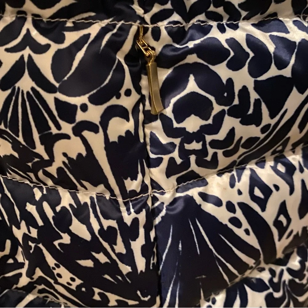 MAKE AN OFFER! Lilly Pulitzer Reverses/Puffer Jacket,Navy Print/White,Size 14 - Picture 4 of 14